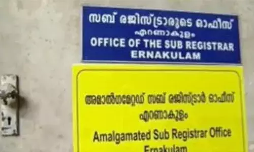 സബ്‌രജിസ്ട്രാർ ഓഫീസർക്ക് 2,000, ക്ലാർക്കിന് 1,000, തനിക്ക് 500…കൈക്കൂലി വാങ്ങുന്നതിനിടെ എറണാകുളം സബ്‌രജിസ്ട്രാർ ഓഫീസിലെ അസിസ്റ്റന്റ് വിജിലൻസിൻ്റെ പിടിയിൽ
