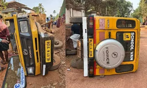 സ്‌കൂള്‍ വാന്‍ മറിഞ്ഞ് അപകടം; വിദ്യാര്‍ഥികള്‍ക്കും ഡ്രൈവര്‍ക്കും പരിക്ക്; സംഭവം കോഴിക്കോട്