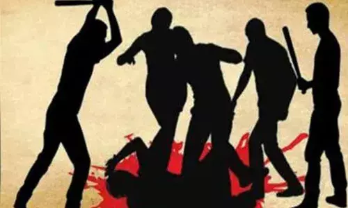 അനുജന്റെ മോശം കൂട്ടുകെട്ട്; ചോദ്യം ചെയ്ത ജ്യേഷ്ഠനെ അനുജനും കൂട്ടുകാരും ആക്രമിച്ചു: തടയാനെത്തിയ പിതൃസഹോദരനും മര്‍ദനം: ഷോക്ക് അബ്‌സോര്‍ബറിന് അടിയേറ്റ പിതൃസഹോദരന്റെ തലയില്‍ എട്ട് തുന്നല്‍