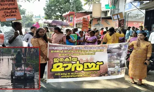 അതിരൂക്ഷ വേലിയേറ്റം, ജനജീവിതം ദുസ്സഹം; ഇടക്കൊച്ചി സ്വദേശികളുടെ ദുരിതത്തിന് പരിഹാരം കാണാതെ അധികാരികൾ; വില്ലേജ് ഓഫീസ് ഉപരോധ മാർച്ച് സംഘടിപ്പിച്ച് ഇടക്കൊച്ചി ജനകീയ സമിതി