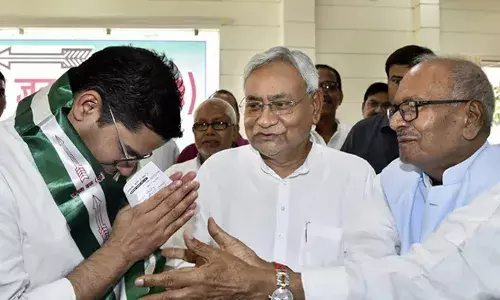 ബിഹാര്‍ തിരഞ്ഞെടുപ്പ് കഴിഞ്ഞാല്‍ നിതീഷ് കുമാര്‍ ബിജെപി സഖ്യത്തില്‍ നിന്നുചാടും; മറ്റേതു സഖ്യത്തില്‍ ചേര്‍ന്നാലും നിതീഷിന് വീണ്ടും മുഖ്യമന്ത്രിയാകാന്‍ കഴിയില്ല; അത്രത്തോളം ജനപ്രീതി ഇടിഞ്ഞിരിക്കുന്നു; നിതീഷിനെ മുഖ്യമന്ത്രി സ്ഥാനാര്‍ഥിയായി പ്രഖ്യാപിക്കാന്‍ ബിജെപിയെ വെല്ലുവിളിച്ച് പ്രശാന്ത് കിഷോര്‍