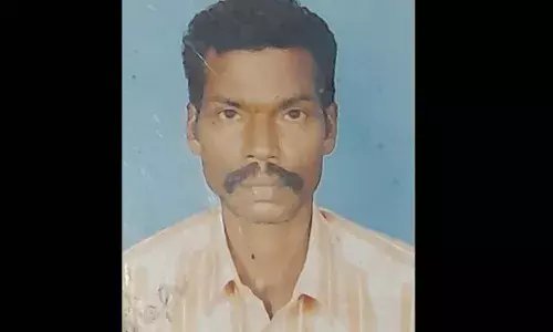 വറ്റിക്കാന്‍ ഉപയോഗിച്ചത് ഡീസല്‍ മോട്ടോര്‍; പുക നിറഞ്ഞ കിണറ്റില്‍ വൃത്തിയാക്കാന്‍ ഇറങ്ങിയ തൊഴിലാളിയും രക്ഷിക്കാനിറങ്ങിയ ആളും ബോധം കെട്ടു; ആശുപത്രിയിലേക്കുള്ള യാത്രാമധ്യേ ഒരാള്‍ മരിച്ചു; അപകടം പത്തനംതിട്ട മേക്കോഴൂരില്‍