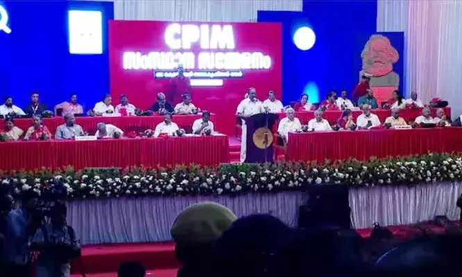 പാര്ട്ടി നേതാക്കളും അംഗങ്ങളും സഹകരണ ബാങ്കുകളില് നിന്നും എടുത്തത് വന്തുക വായ്പ; തിരിച്ചടയ്ക്കാത്തത് ബാങ്കുകളെ പ്രതിസന്ധിയിലാക്കി; സാമ്പത്തിക ക്രമക്കേട് പാര്ട്ടി പ്രതിച്ഛായയ്ക്ക് കളങ്കമെന്ന് സിപിഎം പ്രവര്ത്തന റിപ്പോര്ട്ടില്; ഇപി ജയരാജനും മന്ത്രി സജി ചെറിയാനും വിമര്ശനം; മൂന്നാം ഭരണം ഉറപ്പെന്ന് നേതാക്കള് പാര്ട്ടി നേതാക്കളും അംഗങ്ങളും സഹകരണ ബാങ്കുകളില് നിന്നും എടുത്തത് വന്തുക വായ്പ; തിരിച്ചടയ്ക്കാത്തത് ബാങ്കുകളെ പ്രതിസന്ധിയിലാക്കി; സാമ്പത്തിക ക്രമക്കേട് പാര്ട്ടി പ്രതിച്ഛായയ്ക്ക് കളങ്കമെന്ന് സിപിഎം പ്രവര്ത്തന റിപ്പോര്ട്ടില്; ഇപി ജയരാജനും മന്ത്രി സജി ചെറിയാനും വിമര്ശനം; മൂന്നാം ഭരണം ഉറപ്പെന്ന് നേതാക്കള്