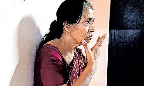 65കാരിയെ ബന്ദിയാക്കിയത് അഞ്ച് മണിക്കൂര്‍; കഴുത്തില്‍ കത്തിവെച്ച ശേഷം മൂന്നു പവന്റെ മാലയും പണവും കവര്‍ന്ന് ലഹരിക്ക് അടിമയായ യുവാവ്: ഒറ്റയ്ക്ക് താമസിച്ചിരുന്ന വീട്ടമ്മ രക്ഷപ്പെട്ടത് തലനാരിഴയ്ക്ക്