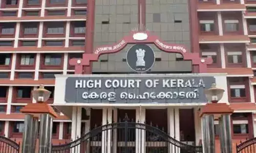 പിതാവിന്റെ അനുമതിയില്ലാതെ കുട്ടിയെ ദത്ത് നല്‍കാനാവില്ല; കുട്ടിയുടെ അമ്മയും രണ്ടാനച്ഛനും നല്‍കിയ ഹര്‍ജി തള്ളി ഹൈക്കോടതി