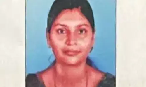 സ്വകാര്യ ബസിനെ മറികടക്കുന്നതിനിടെ എതിര്‍ ദിശയില്‍ നിന്നും വന്ന ട്രാവലറില്‍ സ്‌കൂട്ടര്‍ ഇടിച്ചു;  യുവതിക്ക് ദാരുണാന്ത്യം