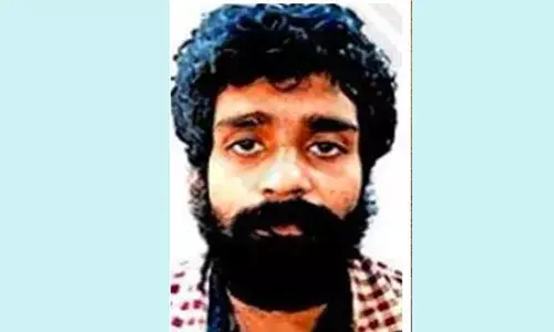 പിതാവിനെ കുത്തിക്കൊന്ന ശേഷം ഓട്ടോറിക്ഷയില്‍ കയറി കടന്നുകളയാന്‍ ശ്രമം; ഫോണ്‍ സംഭാഷണം കേട്ടതോടെ യുവാവിനെ പോലിസ് സ്‌റ്റേഷനിലെത്തിച്ച് ഓട്ടോ ഡ്രൈവര്‍