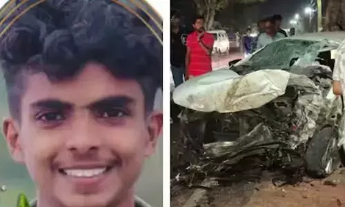 പാഞ്ഞെത്തിയ കാർ നിയന്ത്രണം വിട്ട് വൈദ്യുതിതൂണിലും മരത്തിലും മതിലിലും ഇടിച്ച് വൻ അപകടം; കൊല്ലത്ത് എഞ്ചിനീയറിം​ഗ് വിദ്യാർത്ഥിക്ക് ദാരുണാന്ത്യം; മൂന്ന് പേർക്ക് ഗുരുതര പരിക്ക്