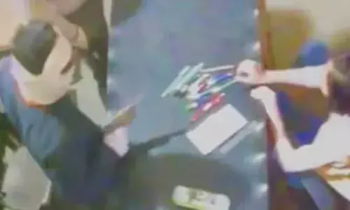 കവർച്ച സംഘം കടയ്ക്കുള്ളിൽ പാഞ്ഞെത്തി; തോക്കിൻ മുനയിൽ നിർത്തിയിട്ടും ശാന്തയായി നിന്ന് ധൈര്യം; 8 വയസുകാരിയുടെ നിൽപ്പ് കണ്ട് ഞെട്ടി മോഷ്ടാക്കൾ; ഒടുവിൽ സംഭവിച്ചത്!