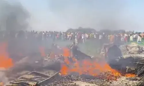 പരിശീലന പറക്കലിനായി കുതിച്ചെത്തി ടേക്ക് ഓഫ് ചെയ്തു; പാതി വഴിയിൽ വെച്ച് സിസ്റ്റം തകരാർ; വ്യോമ സേനയുടെ ജാഗ്വാർ യുദ്ധവിമാനം തകർന്നുവീണു; പൈലറ്റ് അത്ഭുതകരമായി രക്ഷപ്പെട്ടു