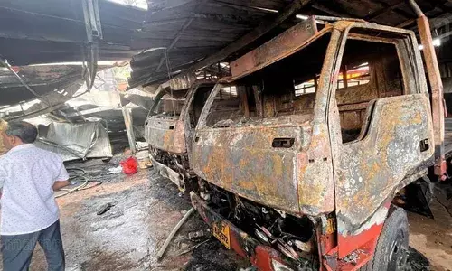 കളമശ്ശേരിയില്‍ കിടക്ക കമ്പിനി ഗോഡൗണില്‍ വന്‍ തീപിടത്തം; ഗോഡൗണിലുണ്ടായിരുന്ന വാഹനങ്ങളും കത്തിനശിച്ചു; സമീപത്തുള്ള ഇലക്ട്രിക് ലൈന്‍ പൊട്ടി വീണു; വന്‍നഷ്ടം എന്ന് റിപ്പോര്‍ട്ട്