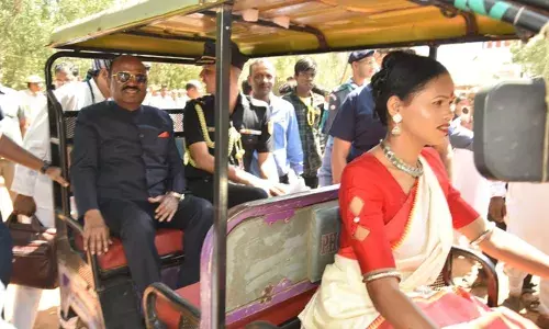 ടോട്ടോയില്‍ യാത്ര, വനവാസികള്‍ക്കൊപ്പം ഭക്ഷണം; ഗോത്രഭൂമിയില്‍ വിസ്മയമായി ഗവര്‍ണര്‍ ബോസ്; സി വി ആന്ദബോസിന് ഗോത്രസമൂഹത്തിന്റെ ഹൃദ്യമായ വരവേല്‍പ്പ്