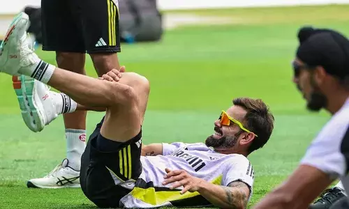 പരിശീലനത്തിനിടെ ഫാസ്റ്റ് ബോളറുടെ പന്ത് കാല്‍മുട്ടില്‍ കൊണ്ടു;  ചാമ്പ്യന്‍സ് ട്രോഫി ഫൈനലിന് മണിക്കൂറുകള്‍ മാത്രം ശേഷിക്കെ വിരാട് കോലിക്ക് പരിക്ക്? നെറ്റ്‌സില്‍ പരിശീലനം നിര്‍ത്തി; ഇന്ത്യന്‍ ക്യാമ്പില്‍ ആശങ്ക