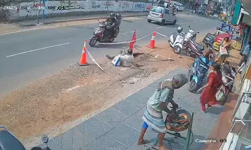 പത്തനംതിട്ട നഗരത്തില്‍ വാട്ടര്‍ അതോറിറ്റി വക വാരിക്കുഴി; കാഴ്ച പരിമിതന്‍ വീണു; വ്യാഴാഴ്ച തകര്‍ന്ന റോഡ് നന്നാക്കാന്‍ ഇതേവരെ നടപടിയില്ല; യാത്രക്കാര്‍ക്ക് ദുരിതം