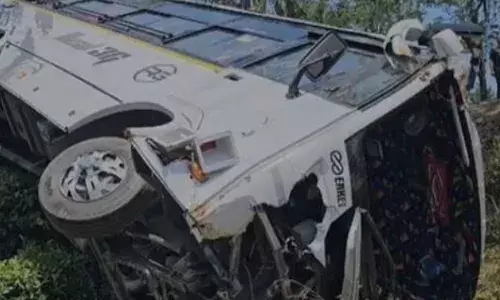 നിയന്ത്രണം തെറ്റിയെത്തിയ ടൂറിസ്റ്റ് ബസ് ​റോഡരികിലെ കുഴിയിലേക്ക് മറിഞ്ഞ് അപകടം; 17 പേർക്ക് പരിക്ക്; ആശുപത്രിയിലേക്ക് മാറ്റി; സംഭവം ഗൂഡല്ലൂരിൽ