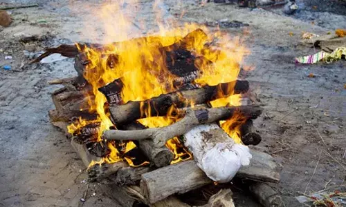 ലഹരി വസ്തുക്കൾ ഉപയോഗിക്കുന്നതിനെ ചൊല്ലി എന്നും തർക്കം; പിന്നാലെ ചെറുമകൻ ഭാര്യയെ കൊലപ്പെടുത്തി ആത്മഹത്യ ചെയ്തു; സംസ്കാര ചടങ്ങുകൾക്കിടെ മുത്തച്ഛൻ ചെയ്തത്