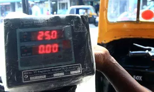 ഓട്ടോകളില്‍ മീറ്റര്‍ ഇട്ടില്ലെങ്കില്‍ സൗജന്യ യാത്ര സ്റ്റിക്കര്‍ പതിപ്പിക്കണം; ഉത്തരവ് പിനവലിക്കും; തീരുമാനം ഗതാഗത മന്ത്രി ഓട്ടോത്തൊഴിലാളികളുമായി നടത്തിയ ചര്‍ച്ചയില്‍; ഇതുമായി ബന്ധപ്പെട്ട് നടത്താനിരുന്ന പണിമുടക്കും പിന്‍വലിക്കും