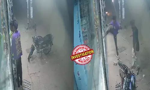 ആവശ്യപ്പെട്ടത് ഉറക്ക ഗുളിക; കുറിപ്പടിയില്ലാതെ നല്‍കില്ലെന്ന് മെഡിക്കല്‍ ഷോപ്പ് ജീവനക്കാരന്‍; പുലര്‍ച്ചെ രണ്ട് മണിക്കെത്തിയ നാലംഗസംഘം മെഡിക്കല്‍ ഷോപ്പ് അടിച്ചു തകര്‍ത്തു; ബൈക്ക് തകര്‍ത്തു; അന്വേഷണം തുടങ്ങി