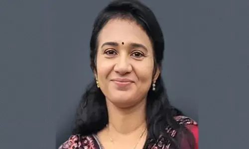 സ്‌കൂട്ടറില്‍ പള്ളിയിലേക്ക് പോകുന്നതിനിടെ പാല്‍ കയറ്റി വന്ന വാന്‍ മുകളിലേക്ക് മറിഞ്ഞു; സ്വകാര്യ ആശുപത്രിയില്‍ ചികിത്സയിലിരിക്കെ വീട്ടമ്മ മരിച്ചു