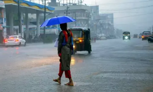 വീണ്ടും മാനം ഇരുളുന്നു..; സംസ്ഥാനത്ത് കൊടും ചൂടിന് ആശ്വാസമായി മഴ; നാല് ജില്ലകളിൽ യെല്ലോ അലർട്ട്; കള്ളക്കടൽ മുന്നറിയിപ്പ് നൽകി കലാവസ്ഥ വകുപ്പ്; കന്യാകുമാരി തീരത്ത് അതീവ ജാഗ്രത