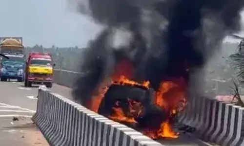 മാഹി - തലശേരി ബൈപ്പാസില്‍ നിയന്ത്രണം വിട്ടു ഡിവൈഡറില്‍ പാഞ്ഞുകയറി കാര്‍ കത്തി നശിച്ചു;  ഒരാള്‍ക്ക് ഗുരുതരമായി പരുക്കേറ്റു