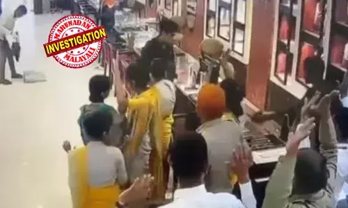 മൂന്ന് ബൈക്കുകളിലായി ആറംഗ സംഘം; സുരക്ഷ ജീവനക്കാരന്റെ തോക്കും പിടിച്ചുവാങ്ങി; ജീവനക്കാരെയടക്കം തോക്കിന്‍ മുനയില്‍ നിര്‍ത്തി ജ്വല്ലറിയില്‍ കവര്‍ച്ച; 25 കോടിയുടെ സ്വര്‍ണാഭരണം കവരാന്‍ എടുത്തത് 17മിനിറ്റ്; മടങ്ങുമ്പോള്‍ വെടിവെപ്പ്; സിനിമാ സ്‌റ്റൈലില്‍ പ്രതികളെ കുടുക്കി പോലീസ്