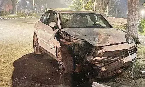 അമിതവേഗത്തില്‍ ചീറിപാഞ്ഞ പോര്‍ഷെ കാര്‍ രണ്ട് സ്‌കൂട്ടറുകളില്‍ ഇടിച്ചു ഒരാള്‍ മരിച്ചു; രണ്ട് സ്ത്രീകള്‍ക്ക് പരിക്കേറ്റു