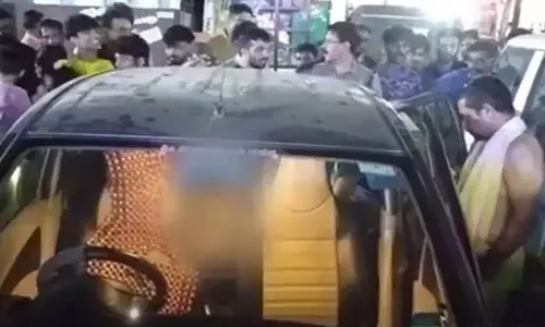 ആറു വയസ്സുകാരിയെ കാറിലിരുത്തി മാതാപിതാക്കള്‍ ക്ഷേത്രത്തില്‍ പോയി;  ലോക്ക് ചെയ്ത കാറില്‍ കുടുങ്ങി നിലവിളിച്ച കുഞ്ഞിനെ രക്ഷപ്പെടുത്തിയത് പോലിസ് എത്തി