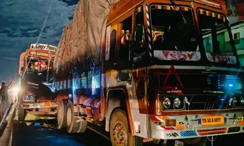 തൃശൂരിലും പാലക്കാടും ഉണ്ടായ ലോറി അപകടത്തില്‍ രണ്ട് മരണം; കൊല്ലത്ത് നിന്നും ആറ്റുകാലിലേക്ക് പോയ വാഹനവും അപകടത്തില്‍പ്പെട്ടു