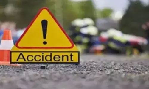 എറണാകുളത്ത് ടോറസ് ലോറി മറിഞ്ഞ് അപകടം; ഡ്രൈവര്‍ക്കും രണ്ട് വിദ്യാര്‍ത്ഥികള്‍ക്കും പരിക്ക്; ആശുപത്രിയിൽ പ്രവേശിപ്പിച്ചു