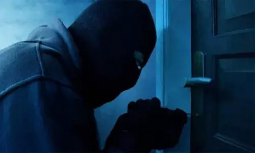 മുറിയില്‍ ബാഗിലാക്കി വച്ചിരുന്ന ഒരു പവന്‍ സ്വര്‍ണമാല മോഷണം പോയി; പിടികൂടപ്പെടാതിരിക്കാന്‍ മുറിയില്‍ മോഷ്ടാവിന്റെ മലമൂത്ര വിസര്‍ജനം