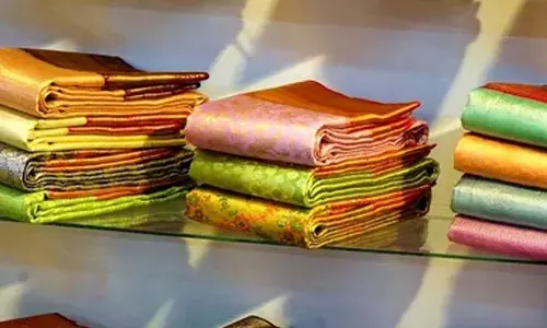 പ്രദര്‍ശന മേളയില്‍ നിന്ന് ആറംഗ വനിതാ സംഘം മോഷ്ടിച്ചത് 12 ലക്ഷം രൂപയുടെ സാരികള്‍; അന്വേഷണം തുടങ്ങി പോലീസ്