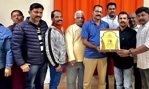 ദീര്‍ഘകാലത്തെ പ്രവാസം മതിയാക്കി മടങ്ങുന്ന കേന്ദ്രകമ്മിറ്റിഅംഗം രവി ആന്ത്രോടിന് നവയുഗം യാത്രയയപ്പ് നല്‍കി