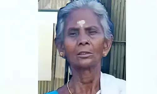 പണി കഴിഞ്ഞ് വരുമ്പോൾ അപകടം; വൈദ്യുതി തൂണിനോട് ചേർന്ന സ്റ്റേ കമ്പിയിൽ അറിയാതെ പിടിച്ചു; ഷോക്കേറ്റ് വയോധികയ്ക്ക് ദാരുണാന്ത്യം