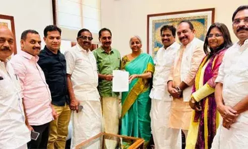 നിര്‍മല സീതാരാമനുമായി കൂടിക്കാഴ്ച നടത്തി യുഡിഎഫ് എംപിമാര്‍; ആശാ വര്‍ക്കര്‍മാരുടെ സമരത്തില്‍ നിവേദനം നല്‍കി; 72 കേന്ദ്രാവിഷ്‌കൃത പദ്ധതിയില്‍ എം പി മാര്‍ക്ക് പ്രാധാന്യമില്ലെന്നതും ചൂണ്ടാക്കാട്ടി