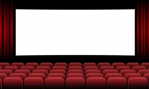 സിനിമ തുടങ്ങുന്നതിന് മുന്‍പ് 25 മിനിറ്റ് നേരം പരസ്യം പ്രദര്‍ശിപ്പിച്ചു; ദീര്‍ഘനേരം പരസ്യം പ്രദര്‍ശിപ്പിച്ചത് മാനസിക ബുദ്ധിമുട്ട് ഉണ്ടാക്കി; നഷ്ടപരിഹാരം നല്‍കണം; ഉപഭോക്തൃകോടതിയുടെ ഉത്തരവ് സ്റ്റേ ചെയ്ത് കോടതി