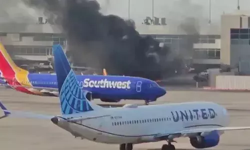 അമേരിക്കയിലെ ഡെന്‍വര്‍ അന്താരാഷ്ട്ര വിമാനത്താവളത്തില്‍ വിമാനത്തിന് തീപിടിച്ചു; വിമാനത്തിലുണ്ടായിരുന്ന 178 പേരെയും പുറത്തിറക്കി: അപകടത്തിന് കാരണം ഇന്ധന ചോര്‍ച്ചയെന്ന് റിപ്പോര്‍ട്ട്