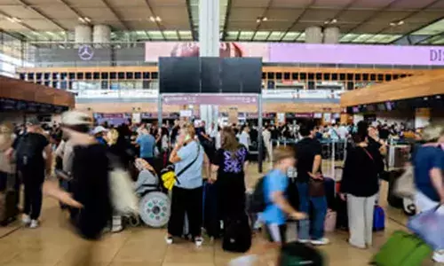 മദ്യപിച്ച് വിമാനത്തില്‍ ബഹളമുണ്ടാക്കി വനിത;  ഗാറ്റ്വിക്കില്‍ നിന്നും ഈജിപ്തിലേക്കുള്ള വിമാനം ഏഥന്‍സില്‍ ഇറക്കി