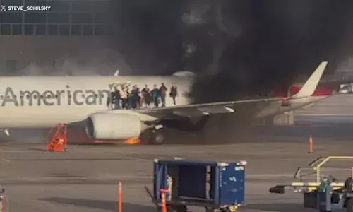 അമേരിക്കന് എയര്ലൈന്സിന്റെ വിമാനത്തിന് തീപിടിച്ചു, ആളപായമില്ല,12 പേരെ നിസാര പരിക്കു അമേരിക്കന് എയര്ലൈന്സിന്റെ വിമാനത്തിന് തീപിടിച്ചു, ആളപായമില്ല,12 പേരെ നിസാര പരിക്കു