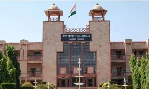 ഭാര്യ അന്യ പുരുഷനുമായി അശ്ലീല ചാറ്റിങ്ങ്; വിവാഹ മോചനത്തിന് മതിയായ കാരണമെന്ന് മധ്യപ്രദേശ് ഹൈക്കോടതി