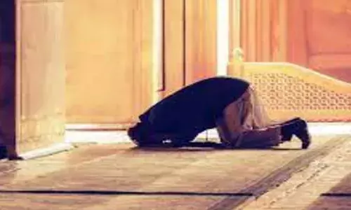 ഹോളി ദിനത്തിൽ സ്വകാര്യ സർവകലാശാലയുടെ മൈതാനത്ത് വിദ്യാർഥി നിസ്‌കരിച്ചെന്ന് ആരോപണം; വ്യാപക പ്രതിഷേധം; വിദ്യാർഥിയെ അറസ്റ്റ് ചെയ്ത് പോലീസ്; മതവികാരം വ്രണപ്പെടുത്തിയതിന് കേസ്