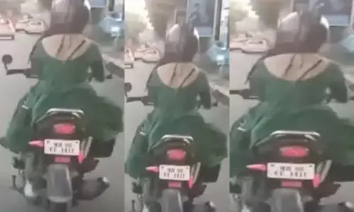 രോഗിയുമായി സൈറൺ മുഴക്കി അതിവേഗം ആശുപത്രിയിലെത്താൻ നോക്കുന്ന ആംബുലൻസ്; സൈഡ് കൊടുക്കാതെ സ്കൂട്ടറിൽ യുവതി; ദൃശ്യങ്ങൾ സഹിതം പുറത്തുവിട്ടു