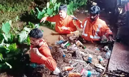 കോഴിക്കോട് കാല്‍വഴുതി ഓവുചാലില്‍ വീണയാളുടെ മൃതദേഹം കണ്ടെത്തി; ദാരുണാന്ത്യം സംഭവിച്ചത് കളത്തുംപൊയില്‍ ശശിക്ക്; മൃതദേഹം കണ്ടെത്തിയത് പത്ത് മണിക്കൂറിലേറെ നീണ്ട തിരിച്ചലിന് ഒടുവില്‍