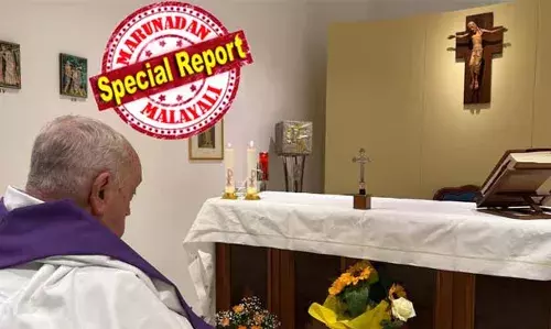 ആശുപത്രി ചാപ്പലില്‍ പ്രാര്‍ത്ഥന നിരതനായി ഇരിക്കുന്ന പോപ്പിന്റെ ചിത്രം പുറത്ത് വിട്ട് വത്തിക്കാന്‍; ഒരുമാസം മുന്‍പ് ന്യുമോണിയ ബാധിച്ച് ആശുപത്രിയില്‍ ആയ ശേഷം പുറത്ത് വരുന്ന ആദ്യത്തെ ചിത്രം ഏറ്റെടുത്ത് വിശ്വാസികള്‍