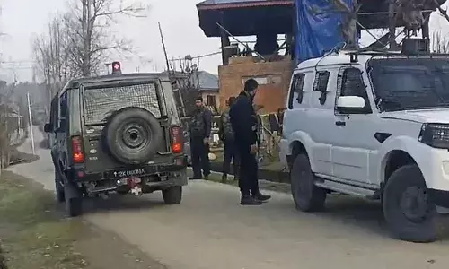 നിയന്ത്രണരേഖ മറികടന്ന് ഇന്ത്യയിലേക്ക് നുഴഞ്ഞ് കയറിയെന്ന് വിവരം; വിവരത്തിന്റെ അടിസ്ഥാനത്തില്‍ തിരച്ചില്‍ നടത്തുന്നതിനിടെ ആക്രമണം; ജമ്മു കശ്മീരിലെ കുപ്‌വാരയില്‍ സുരക്ഷാസേനയും തമ്മില്‍ ഏറ്റുമുട്ടല്‍; മൂന്ന് ഭീകരര്‍ നുഴഞ്ഞ് കയറിയതായി റിപ്പോര്‍ട്ട്