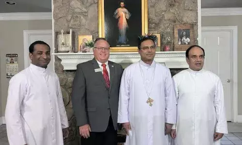 മേയര് ട്രെയ് കിംഗ് തറയില് പിതാവിനെ സന്ദര്ശിച്ചു മേയര് ട്രെയ് കിംഗ് തറയില് പിതാവിനെ സന്ദര്ശിച്ചു