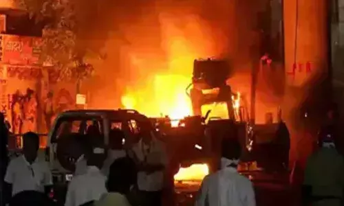 ഔറംഗസേബിന്റെ ശവകുടീരം പൊളിക്കണമെന്നാവശ്യപ്പെട്ട് നാഗ്പൂരില്‍ സംഘര്‍ഷം; പ്രതിഷേധക്കാരുടെ കല്ലേറില്‍ 15 പൊലീസുകാര്‍ ഉള്‍പ്പെടെ 20 പേര്‍ക്ക് പരുക്ക്: 25 ബൈക്കുകളും മൂന്ന് കാറുകളും ചുട്ടെരിച്ച് കലാപകാരികള്‍: പ്രദേശത്ത് നിരോധനാജ്ഞ