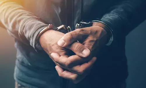 തീവണ്ടി യാത്രയ്ക്കിടെ അംഗപരിമിതന്റെ മൊബൈല്‍ ഫോണ്‍ കവര്‍ന്നു; ഗൂഗിള്‍ പേ വഴി ഒരു ലക്ഷം രൂപ തട്ടിയെടുത്ത യുവാവ് അറസ്റ്റില്‍