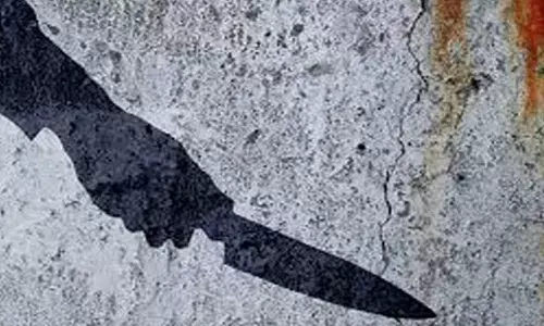 പ്രായപൂര്‍ത്തിയാകാത്ത പെണ്‍കുട്ടിയെ ആക്രമിക്കാനെത്തിയപ്പോള്‍ തടസ്സം നിന്നു; ഗുണ്ടാ സംഘത്തിന്റെ വെട്ടേറ്റ് അയല്‍വാസിയായ സ്ത്രീക്ക് ഗുരുതര പരിക്ക്