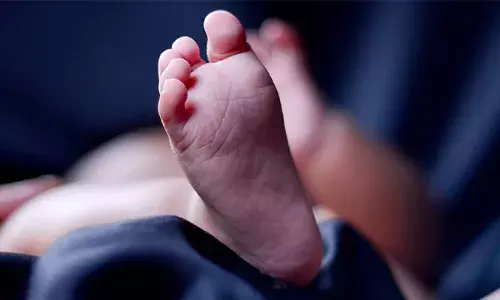 രാത്രിയില്‍ ഇലക്ട്രിക് ബൈക്ക് ചാര്‍ജ് ചെയ്യാനിട്ട് കിടന്നു; പുലര്‍ച്ചെ ബൈക്കിന് തീപിടിച്ചു; തീ അണയ്ക്കാന്‍ ശ്രമിക്കുന്നതിനിടെ ഗുരുതരമായി പൊള്ളലേറ്റു; ചികിത്സയിലിരിക്കെ പൊള്ളലേറ്റ പിഞ്ചുകുഞ്ഞ് മരിച്ചു